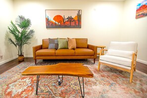 Älytelevisio, takka, kirjoja