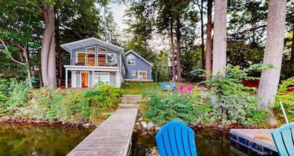 Lakefront Cottage w/ Hot Tub & Dock on Lake Rescue