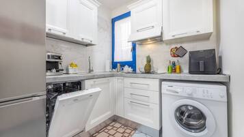 Microonde, lavastoviglie, pentole/stoviglie/utensili, tavolo da pranzo