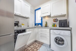 Mikroaaltouuni, astianpesukone, keittoastiat/astiat/ruokailuvälineet