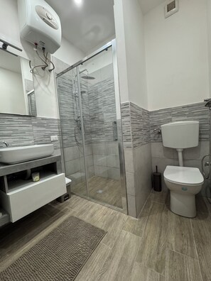 Dusche, Haartrockner, Handtücher, Seife