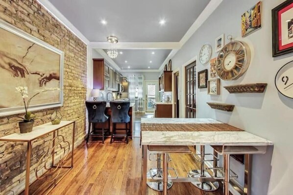 Dining - Comfortable Room Convenient Area Close to Beach (Chicago)