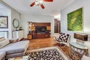 Living area - Comfortable Room Convenient Area Close to Beach (Chicago)