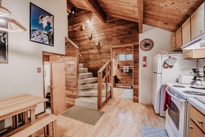 Fridge, microwave, oven, stovetop - Snowline Cabin #26 -Hot Tub -Wi-Fi -A/C -Game Room (Glacier)