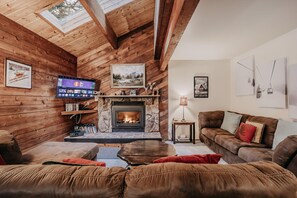 Fireplace, table football, ping pong - Snowline Cabin #26 -Hot Tub -Wi-Fi -A/C -Game Room (Glacier)