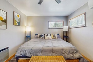 3 عدّة غرف نوم وخدمة الإنترنت وملاءات أسرّة