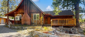 Updated, Dog-friendly Cabin with Fireplace, Washer and Dryer Near Lake