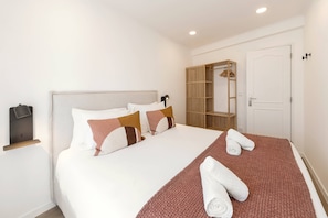 2 bedrooms, iron/ironing board, travel crib, internet