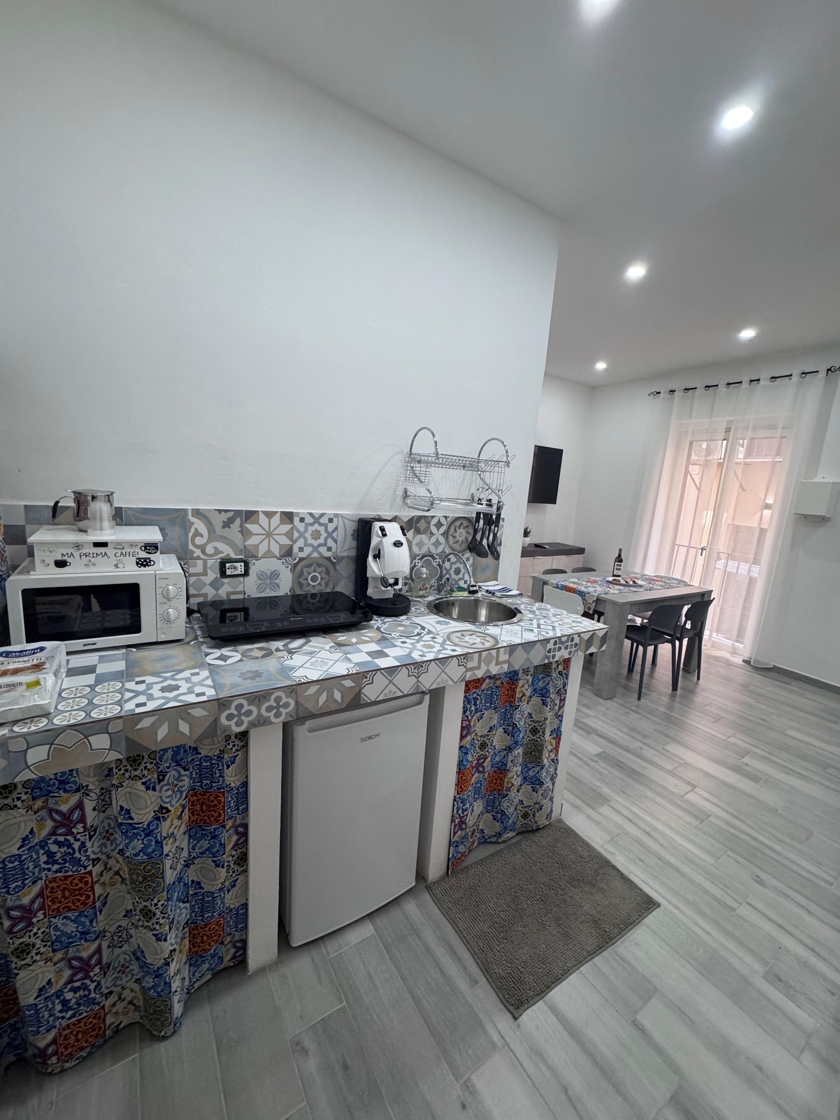 Geladeira, micro-ondas, cooktop, cafeteira/chaleira