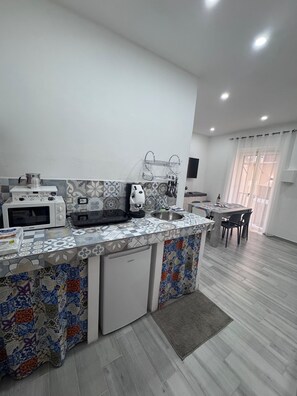 Fridge, microwave, stovetop, coffee/tea maker