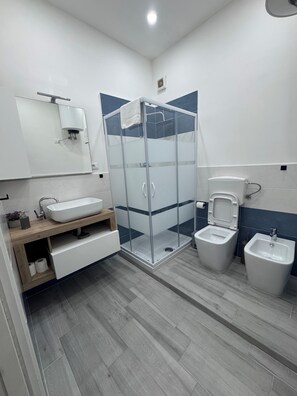 Bruser, hårtørrer, bidet, håndklæder