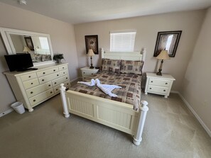 5 bedrooms, iron/ironing board, WiFi, bed sheets - Gated Community. Luxury Home 5 Bedrooms/Pool/Spa/Games Room & Den. (Haines City)