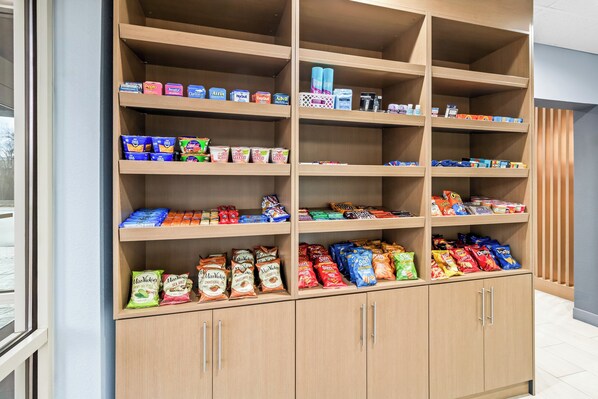 Una estantería bien organizada con diversos productos de comida y bebida.