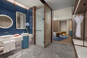 Huone, 2 keskisuurta parisänkyä | Oleskelualue | LCD-televisio