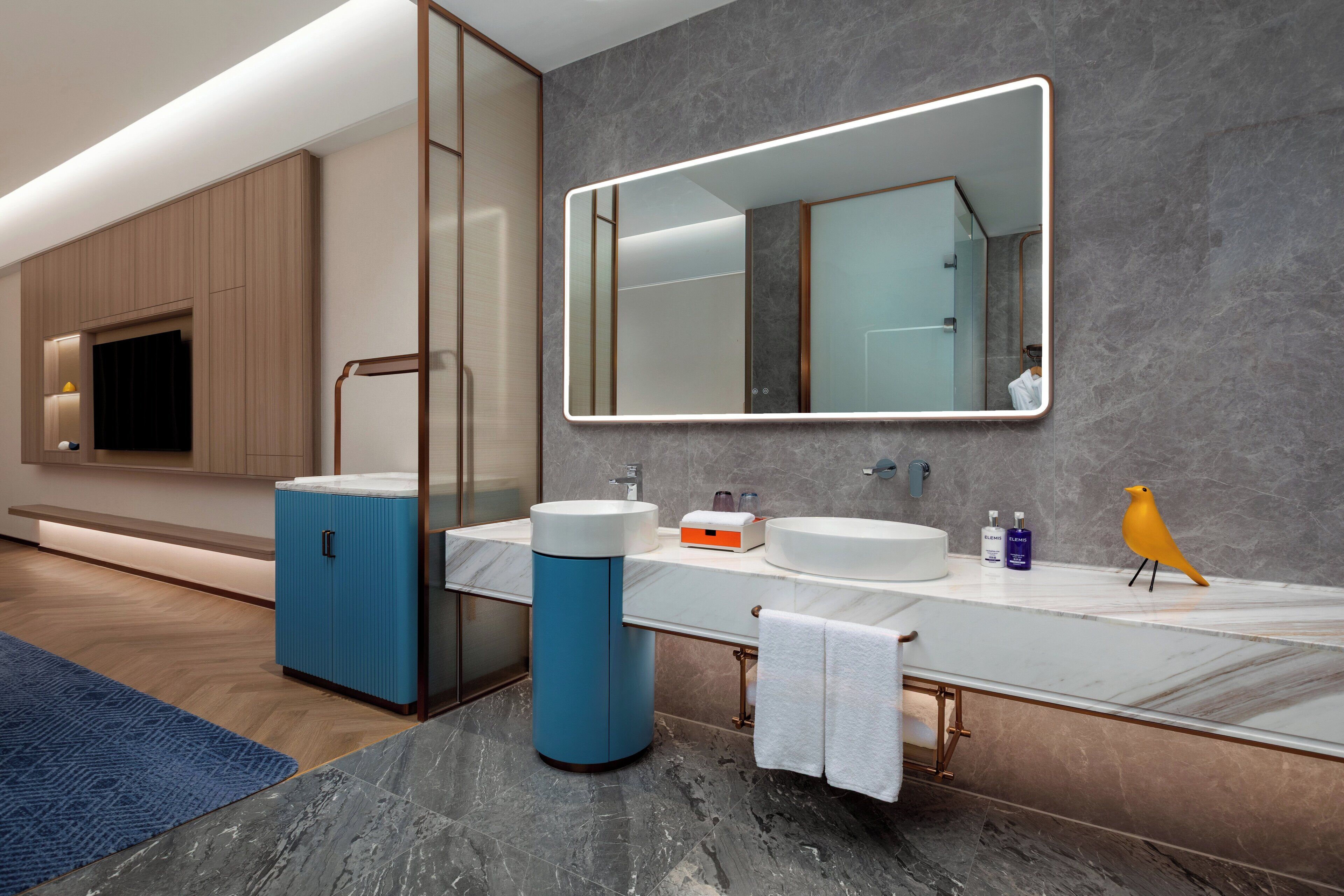 2 Double Premium | Premium bedding, down comforters, free minibar, blackout drapes