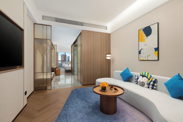 Huone, 2 keskisuurta parisänkyä | Olohuone | LCD-televisio