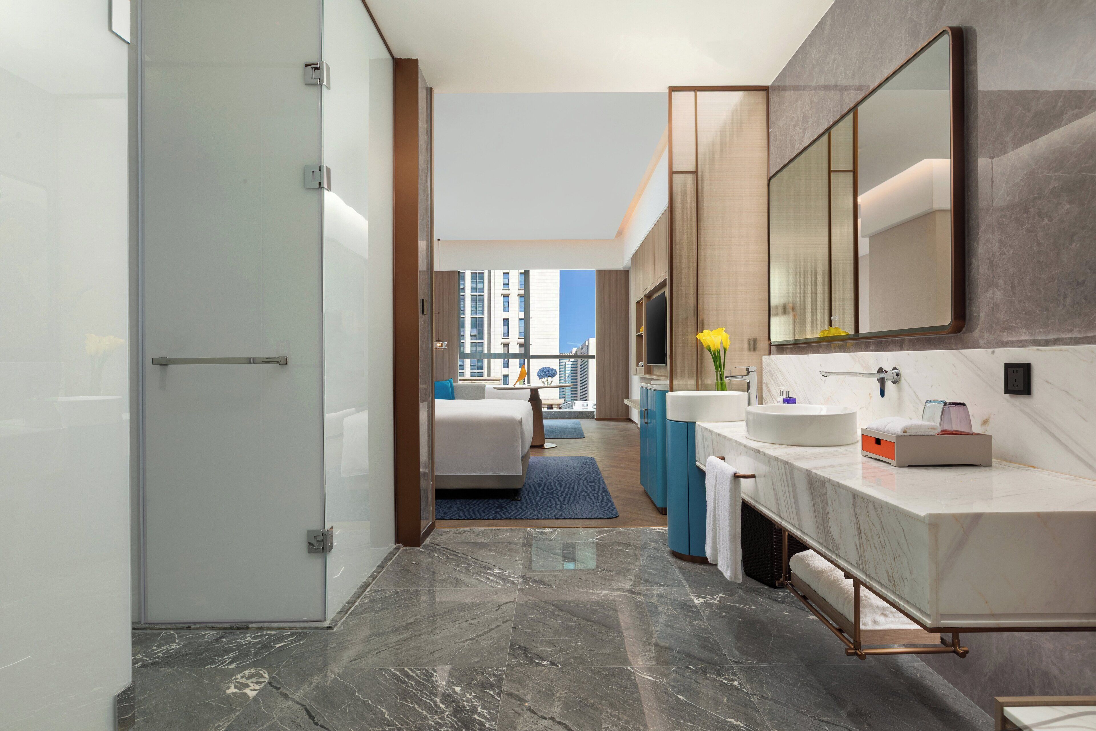 豪华房 1张超大床1张双人床 | 高档床上用品、羽绒被、迷你吧（备有免费物品）、遮光窗帘