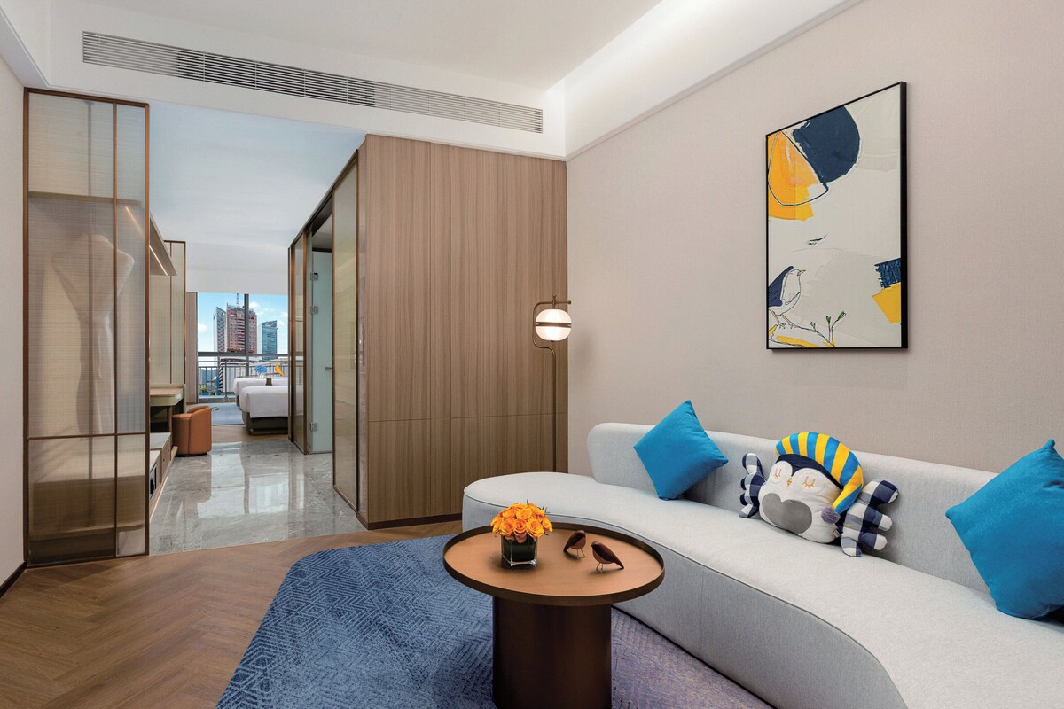 2 Queen Suite | Premium bedding, down duvets, free minibar, blackout curtains