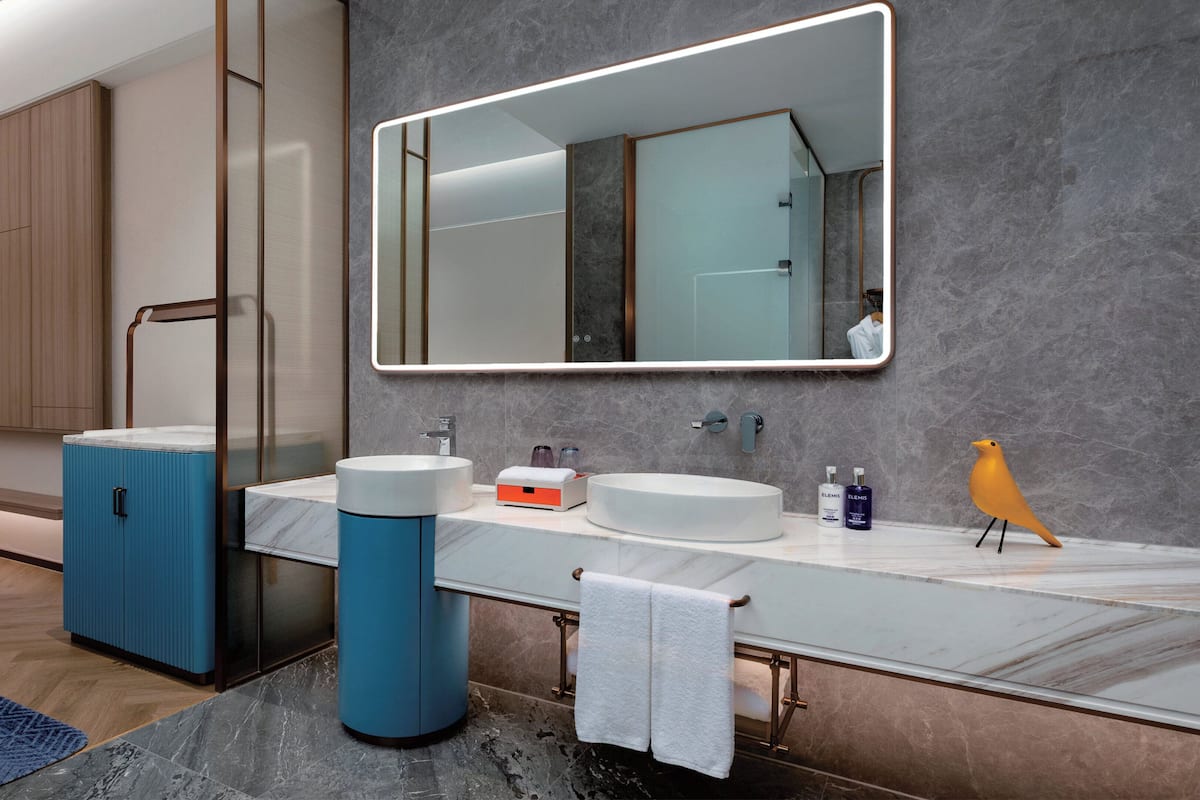 2 Double Premium | Premium bedding, down comforters, free minibar, blackout drapes