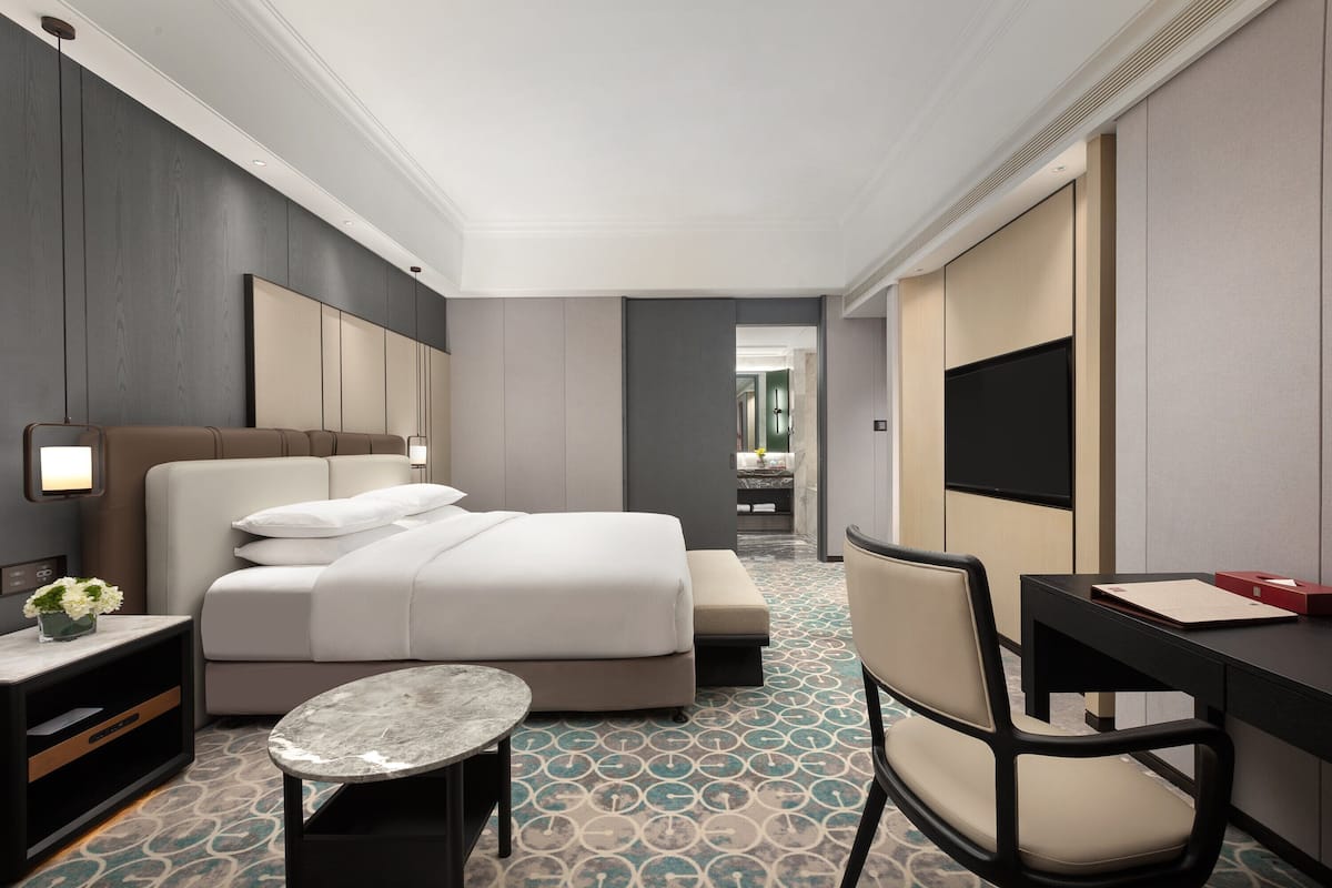 Habitación Premium, 1 cama King size, con acceso al salón lounge del club | Wifi gratis y ropa de cama