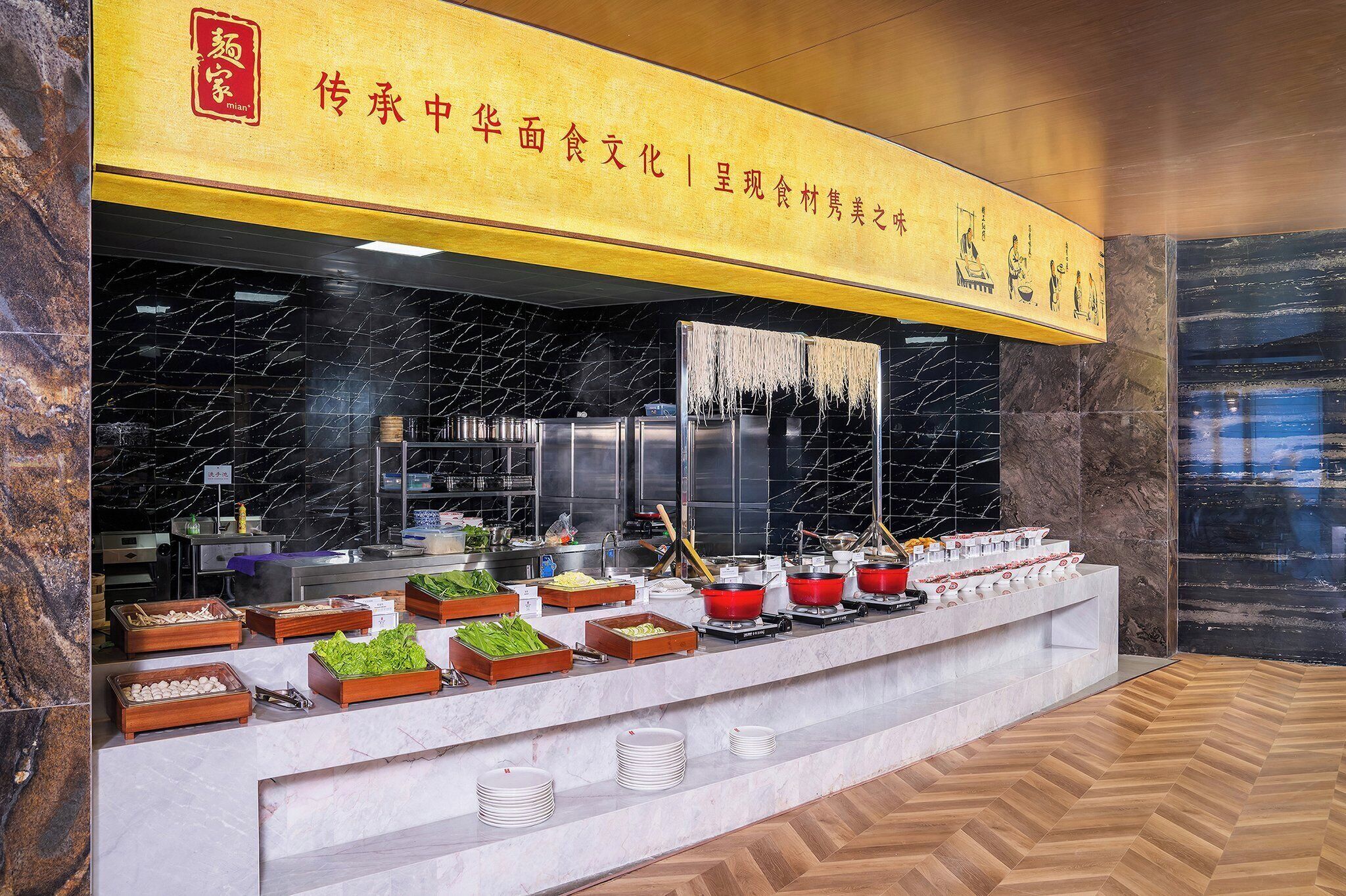 Una mesa de buffet con diversos alimentos y utensilios.
