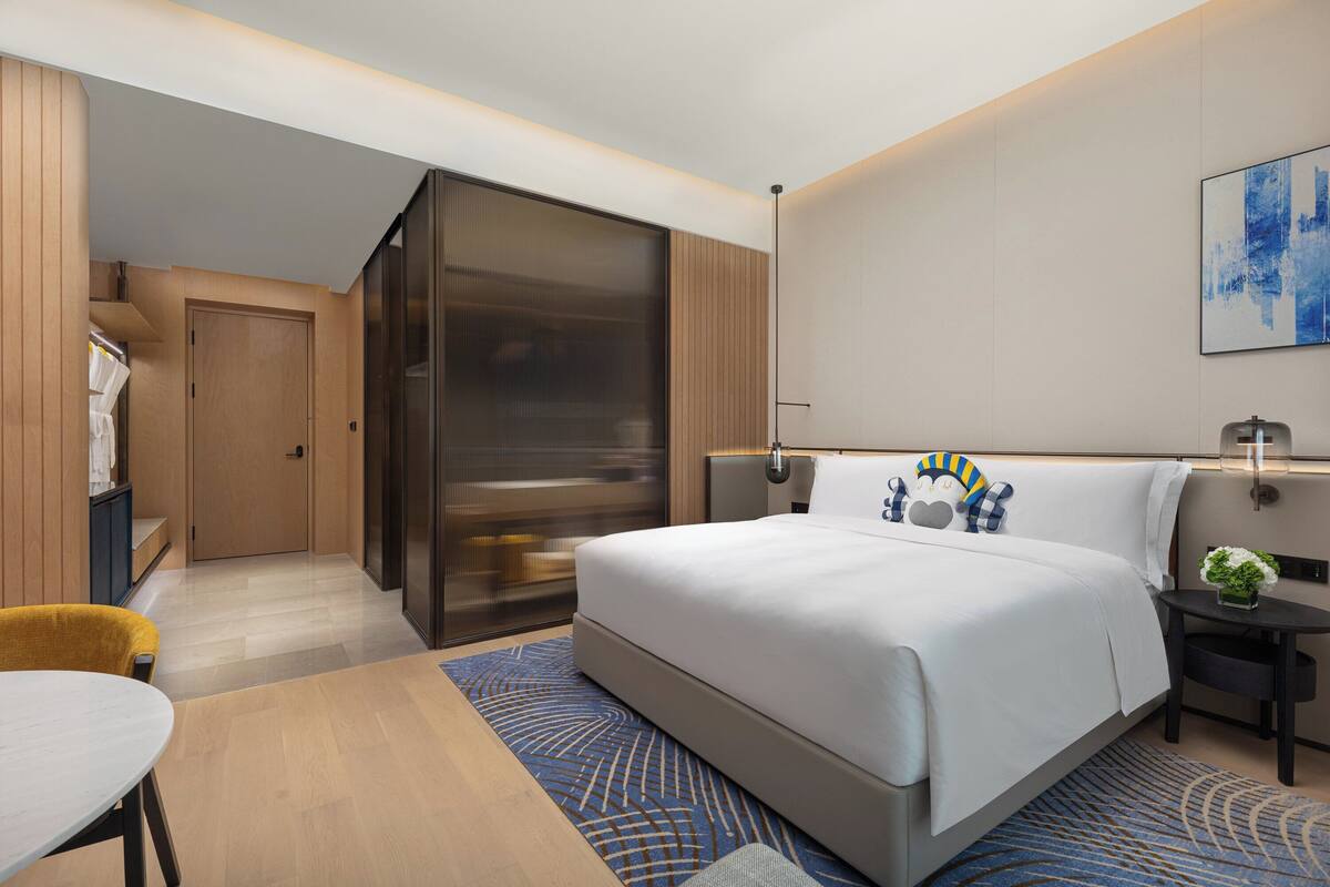 Standard Room, 1 King Bed, Ocean View | Free WiFi, bed sheets
