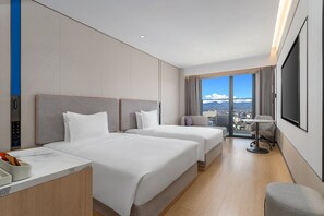 Habitación estándar, 2 camas individuales, balcón, vista a la montaña | Edredón, escritorio y espacio para trabajar con laptop