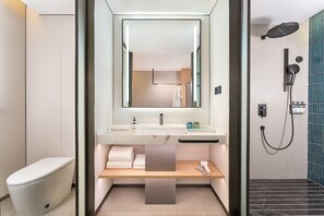 Down duvets, desk, laptop workspace, blackout curtains - Holiday Inn Express Lijiang Ancient Town by IHG (Lijiang)