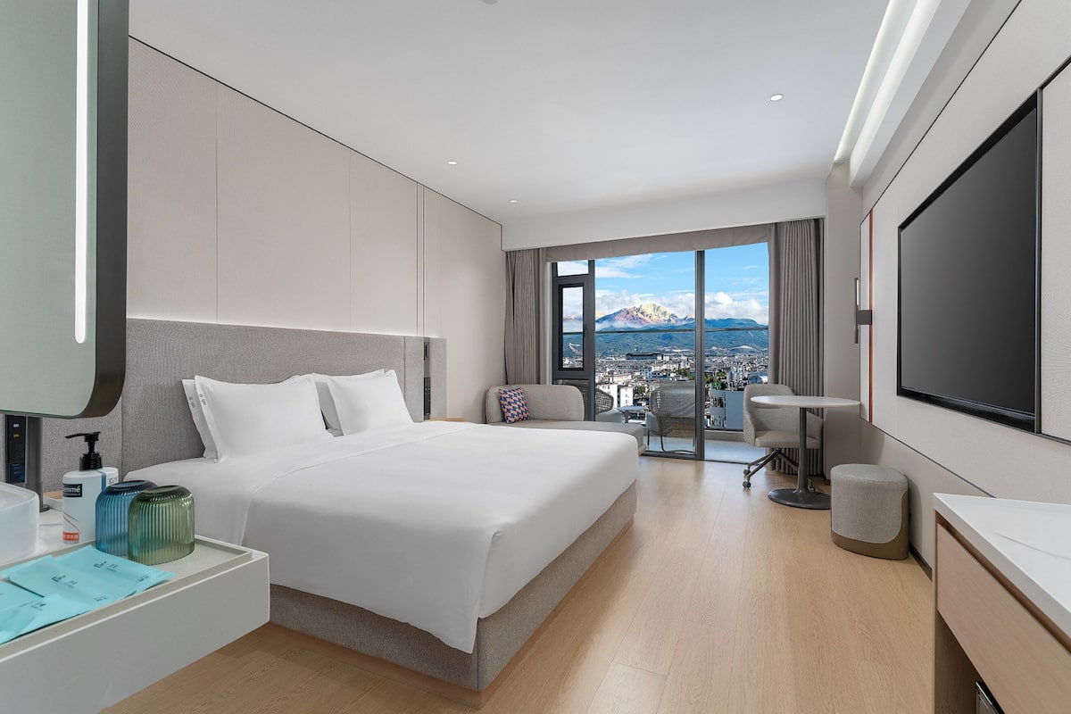 Quarto standard, 1 cama King, sacada, vista para a montanha | Edredons de pluma, escrivaninha, espaço de trabalho para notebook