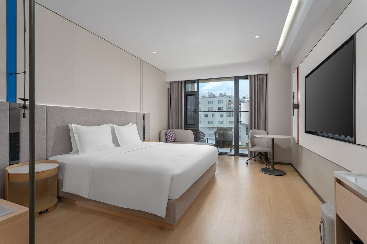 Quarto standard, 1 cama King, sacada | Edredons de pluma, escrivaninha, espaço de trabalho para notebook