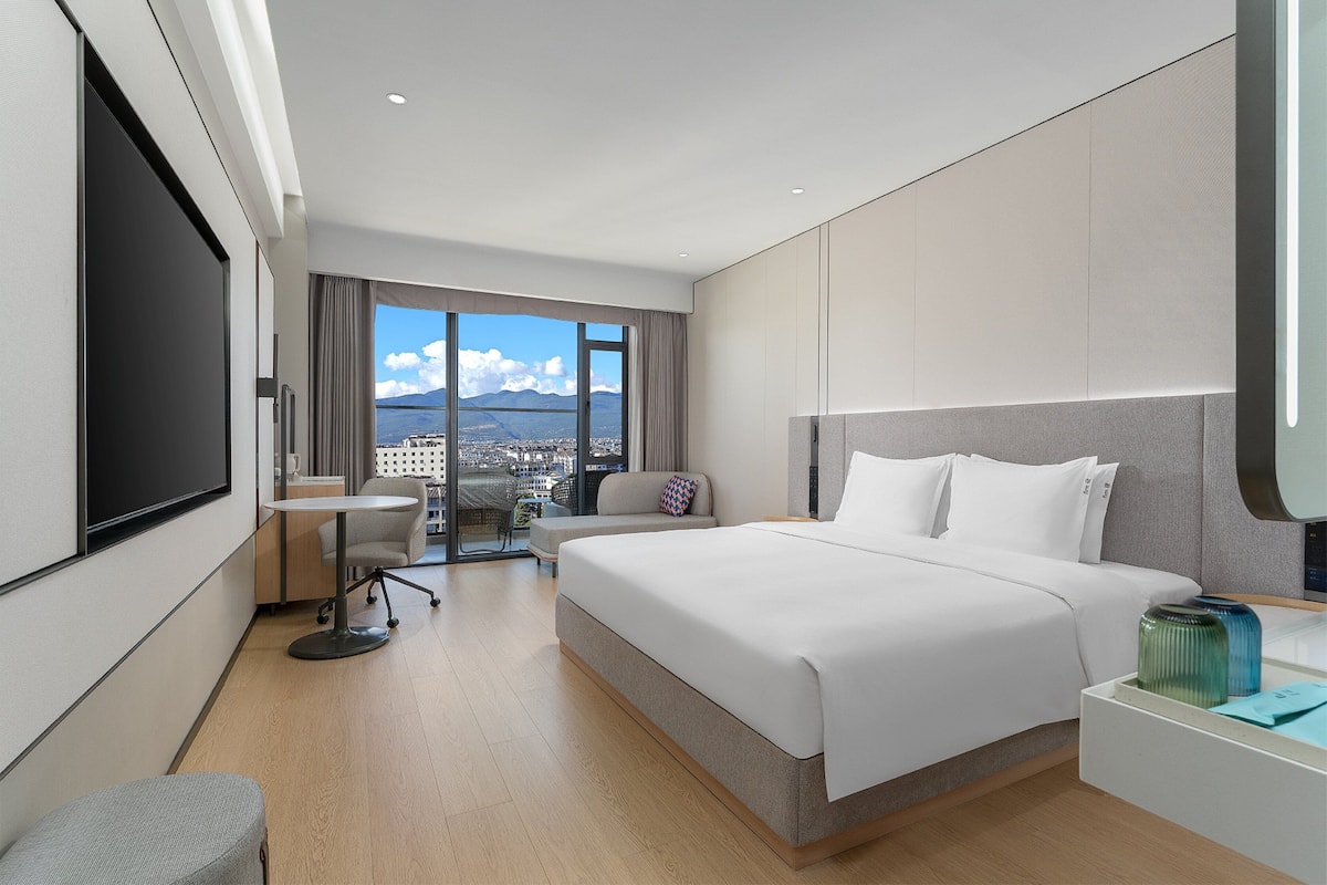 Quarto standard, 1 cama King, sacada, vista para a montanha | Edredons de pluma, escrivaninha, espaço de trabalho para notebook