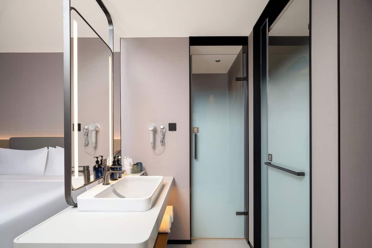 1 King Standard | Premium bedding, down duvets, laptop workspace, blackout curtains