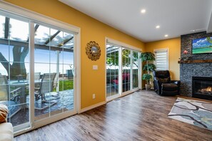 Smart TV, fireplace