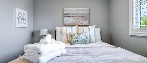 3 slaapkamers, een bureau, een strijkplank/strijkijzer, reisbedje