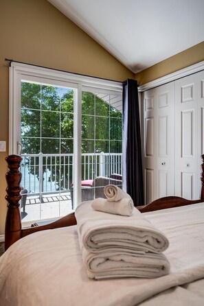 3 bedrooms, desk, iron/ironing board, travel cot