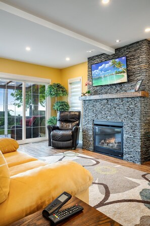 Smart TV y chimenea 