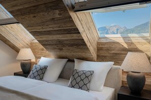 2 bedrooms - Private panoramic retreat high above Lake Wolfgangsee - with hot tub, far-reaching views & style (Strobl)