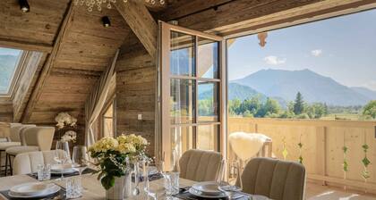 Private panoramic retreat high above Lake Wolfgangsee - with hot tub, far-reaching views & style