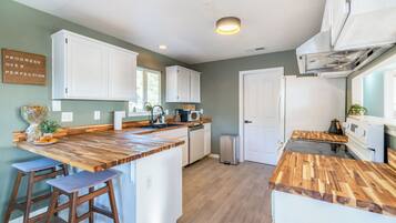 Een magnetron, een oven, een kookplaat, een vaatwasser