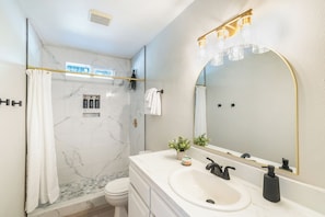 Douche, serviettes fournies, savon, papier toilette