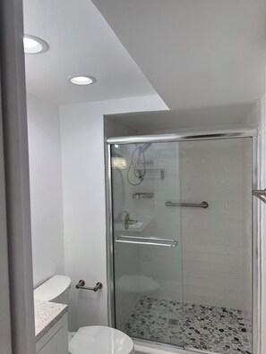 Chuveiro, secador de cabelo, toalhas de banho, sabonete