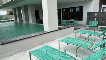 14 kolam renang tertutup