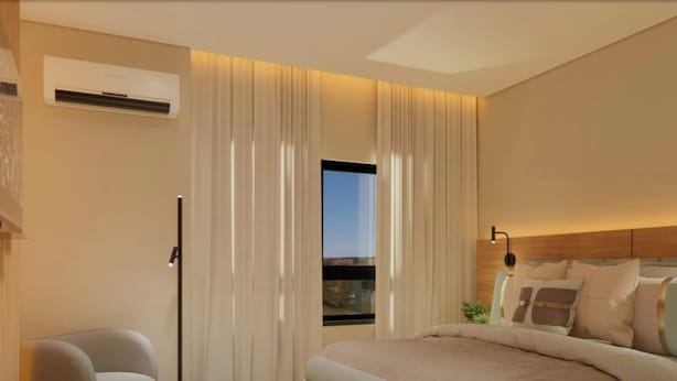 Un dormitorio moderno con una cama grande, una mesita de noche, una lámpara y una ventana con cortinas.