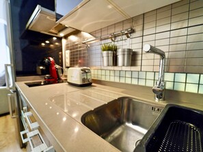 Kjøleskap, mikrobølgeovn, kaffetrakter/tekoker og brødrister