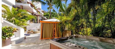 Outdoor spa tub