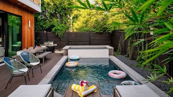 Een buitenzwembad en een verwarmd zwembad