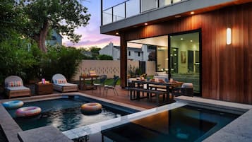 Utendørsbasseng og et oppvarmet basseng