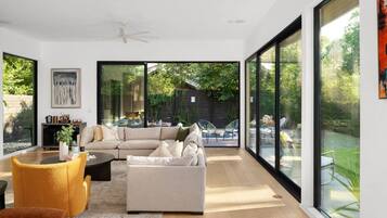 Smart-tv, een open haard, een computerscherm en een printer