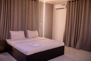 Superior Room | Desk, laptop workspace