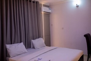 Bureau, espace de travail pour ordinateur portable